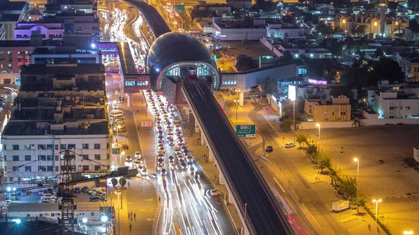 Станция метро и движение по ночной дороге. Вид с крыши здания с воздуха . — стоковое фото