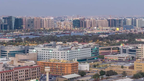 Deira edifici moderni e vecchi canale vista aerea di Dubai Creek giorno a notte timelapse . — Foto Stock