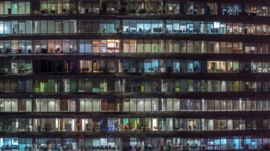 Cam duvarlar ve pencereler timelapse ile çok sayıda ofis ile cam ofis binasında çalışma gecesi