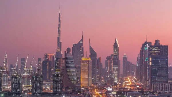 Dubai skyline después de la puesta del sol con hermosas luces del centro de la ciudad y Sheikh Zayed timelapse tráfico por carretera, Dubai, Emiratos Árabes Unidos —  Fotos de Stock