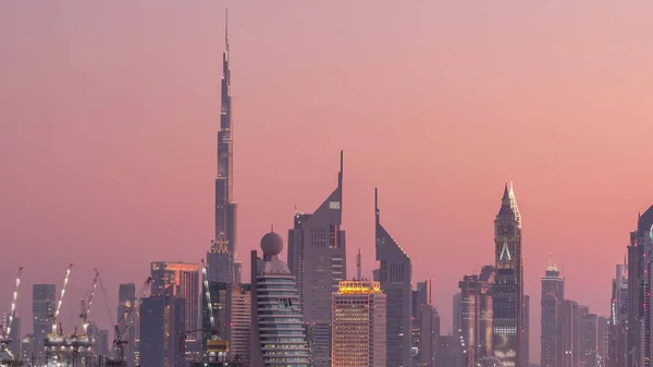 Dubai skyline después de la puesta del sol con hermosas luces del centro de la ciudad y Sheikh Zayed timelapse tráfico por carretera, Dubai, Emiratos Árabes Unidos —  Fotos de Stock