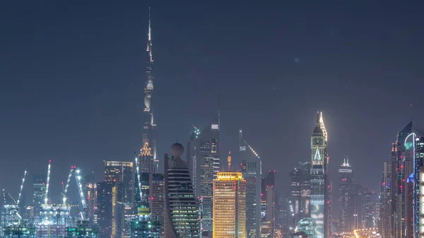 Güzel şehir merkezi ışıkları ve Sheikh Zayed karayolu trafik gece timelapse, Dubai, Birleşik Arap Emirlikleri ile Dubai silueti — Stok fotoğraf