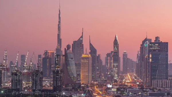 Dubai skyline después de la puesta del sol con hermosas luces del centro de la ciudad y Sheikh Zayed timelapse tráfico por carretera, Dubai, Emiratos Árabes Unidos —  Fotos de Stock