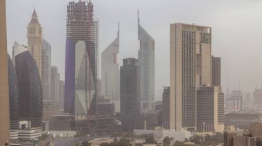 Dubai şehir silueti karayolu üzerinde trafik ile sabah hava timelapse