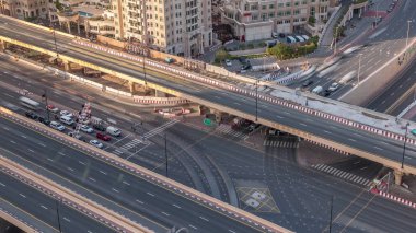 Dubai şehir merkezinde akşam zaman atlamalı karayolu kavşak havadan görünümü.