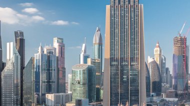 Dubai timelapse şehir merkezi ve finans bölgesi havadan görünümü, gökdelenler ve karayolları ile Birleşik Arap Emirlikleri.