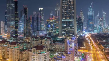 Dubai'de şehir merkezi ve finans bölgesinin havadan görünümü, gökdelenler ve otoyollar ile Birleşik Arap Emirlikleri.