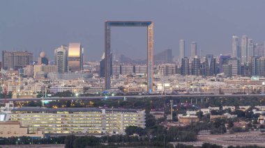 Dubai'deki Deira ve Sharjah semtlerinin silüeti görünümü gün batımından sonra gece saatlerinden geceye, Bae.