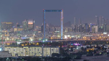 Dubai'deki Deira ve Sharjah semtlerinin silüeti görünümü gün batımından sonra gece saatlerinden geceye, Bae.