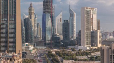 Sheikh Zayed Road ve DIFC timelapse Dubai, BAE binaların görünümünü manzarası.