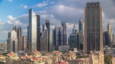 Dubai timelapse şehir merkezi ve finans bölgesi havadan görünümü, gökdelenler ve karayolları ile Birleşik Arap Emirlikleri.