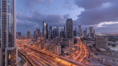 Şeyh Zayed Road ve Difc binalarının Dubai, Bae'de gece gündüz saatlerinin skyline görünümü.