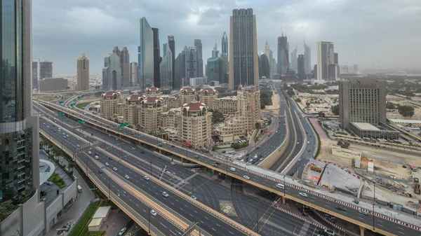 Dubai şehir merkezi silueti gece gündüz hava zaman atlamalı karayolu üzerinde trafik ile — Stok fotoğraf