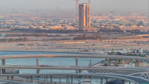Dubai Creek Limanı'nın yakınında inşaat ve kavşak hava zaman atlamalı. Dubai - Bae. — Stok fotoğraf