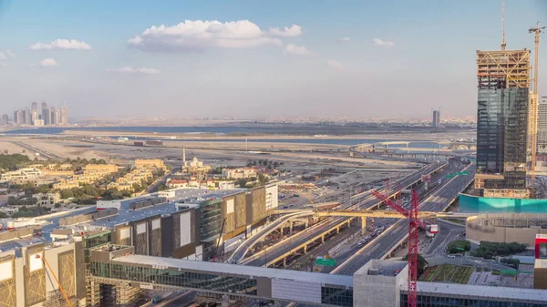 Vista aérea del timelapse de la carretera del centro financiero con el edificio en construcción —  Fotos de Stock