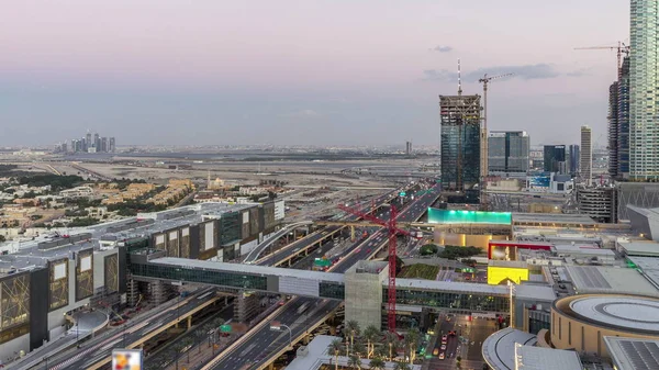 Vista aérea de la carretera del centro financiero día a noche timelapse con edificio en construcción —  Fotos de Stock