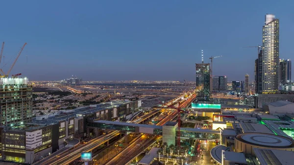 Vista aérea de la carretera del centro financiero día a noche timelapse con edificio en construcción —  Fotos de Stock