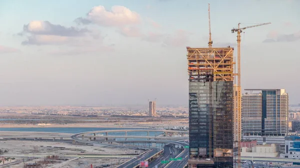 Actividad de construcción en el centro de Dubai con grúas y timelapse de trabajadores, Emiratos Árabes Unidos . — Foto de Stock