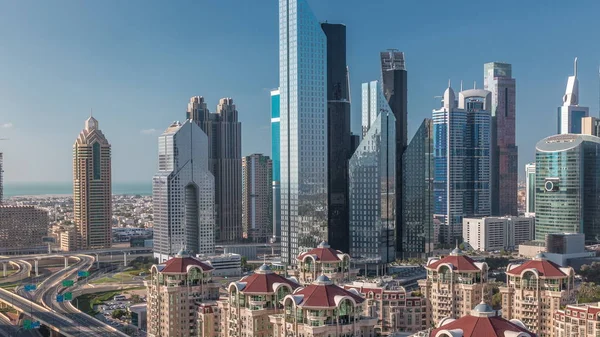 Vista aerea di grattacieli e incrocio stradale a Dubai timelapse — Foto Stock
