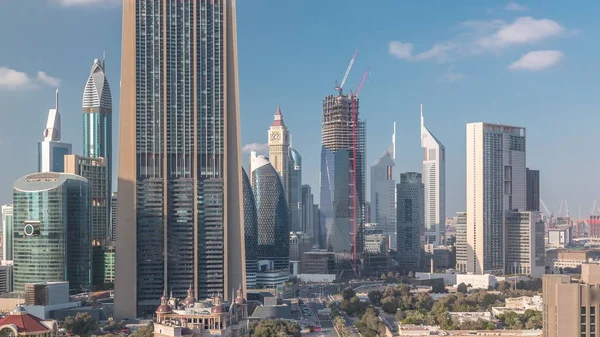 Vista aérea del centro y distrito financiero en Dubai timelapse, Emiratos Árabes Unidos con rascacielos y carreteras . —  Fotos de Stock