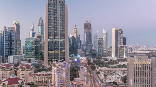Sheikh Zayed Road ve DIFC gün gece timelapse Dubai, Birleşik Arap Emirlikleri için binaların görünümünü manzarası.