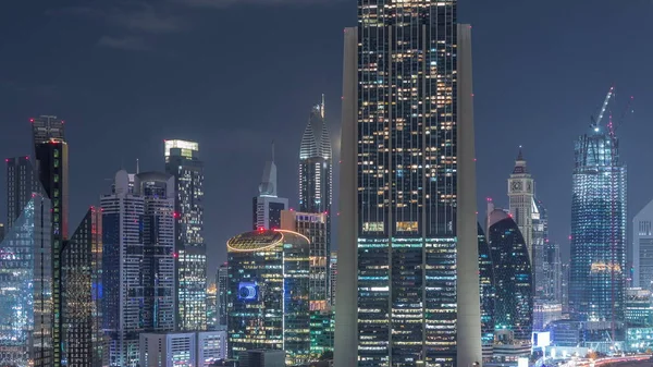 Vista aérea sobre el centro y el distrito financiero en Dubai timelapse noche, Emiratos Árabes Unidos con rascacielos y carreteras . — Foto de Stock