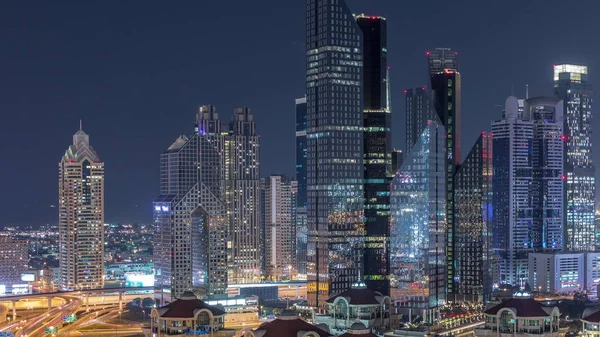 Luftaufnahme beleuchteter Wolkenkratzer und Straßenkreuzung in Dubai im Zeitraffer — Stockfoto