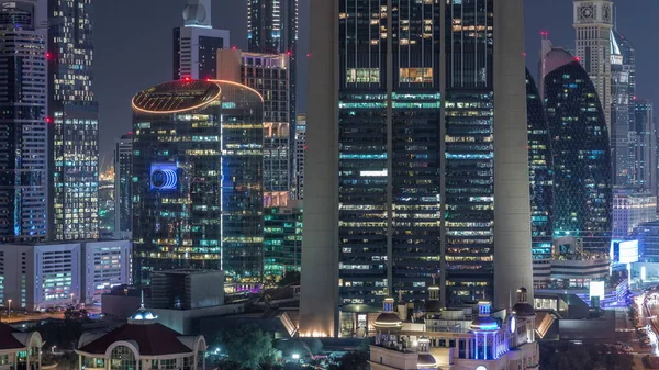 Vista aerea sul centro e il quartiere finanziario di Dubai notte timelapse, Emirati Arabi Uniti con grattacieli e autostrade . — Foto Stock
