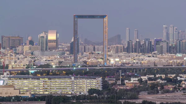Skyline kilátás Deira és Sharjah kerületek Dubai nap mint éjszaka után naplemente, UAE. — Stock Fotó