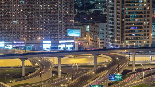 Vista aérea do intercâmbio de rodovias no Dubai no centro da noite timelapse . — Fotografia de Stock