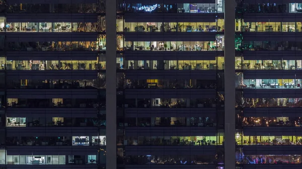 Ventanas de oficina en la fachada de un rascacielos moderno que muestra la actividad empresarial —  Fotos de Stock