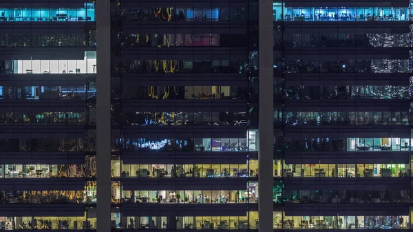 Az üzleti tevékenységet bemutató, korszerű felhőkarcoló homlokzatán lévő Office ablakok — Stock Fotó