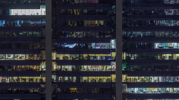 Az üzleti tevékenységet bemutató, korszerű felhőkarcoló homlokzatán lévő Office ablakok — Stock Fotó