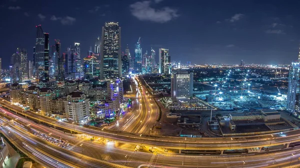 Arranha-céus vista aérea no centro da cidade e distrito financeiro Dubai noite timelapse, Emirados Árabes Unidos — Fotografia de Stock