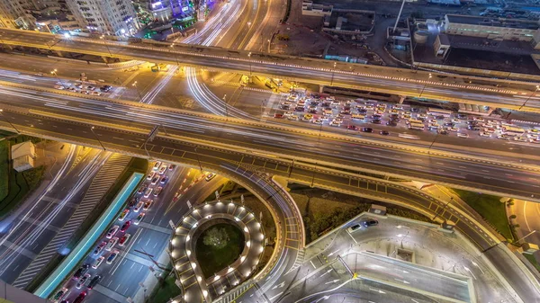 Vista aérea do intercâmbio de rodovias no Dubai no centro da noite timelapse . — Fotografia de Stock