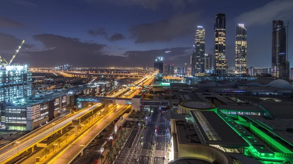 Vista aerea del centro finanziario strada notte al giorno timelapse con edificio in costruzione — Foto Stock