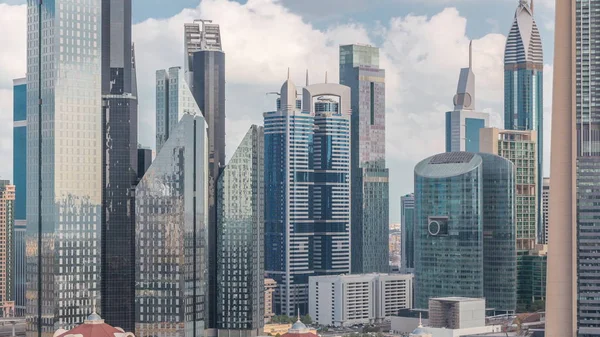 Vista aérea del centro y distrito financiero en Dubai timelapse, Emiratos Árabes Unidos con rascacielos y carreteras . — Foto de Stock