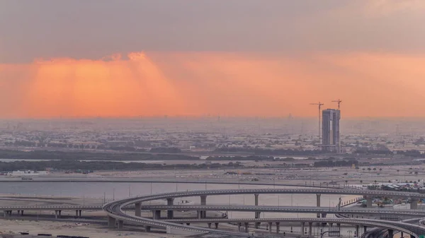 Bouw en kruising in de buurt van Dubai Creek Harbor Aerial timelapse tijdens zonsopgang. Dubai-Verenigde Arabische Emiraten. — Stockfoto