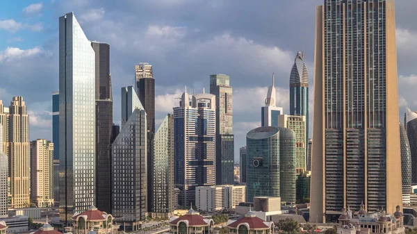 Vista aerea sul centro e sul quartiere finanziario di Dubai timelapse, Emirati Arabi Uniti con grattacieli e autostrade . — Foto Stock