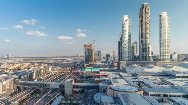 Vista aérea del timelapse de la carretera del centro financiero con el edificio en construcción —  Fotos de Stock