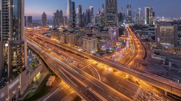 Vista panorâmica dos edifícios da Sheikh Zayed Road e DIFC dia a noite timelapse em Dubai, Emirados Árabes Unidos . — Fotografia de Stock
