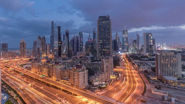 Skyline View van de gebouwen van Sheikh Zayed Road en DIFC Night to Day timelapse in Dubai, VAE. — Stockfoto