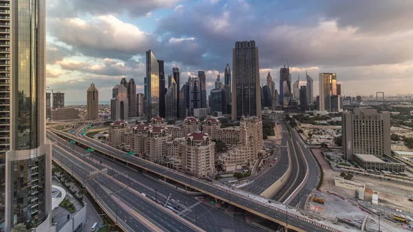 Pohled na panorama budov Sheikh Zayed Road a Difc timelapse v Dubaji, Spojené arabské emiráty. — Stock fotografie