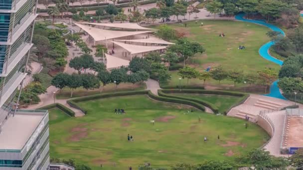 Een aangelegd openbaar park in de Jumeirah Lakes Towers timelapse, een populaire woonwijk in Dubai. — Stockvideo