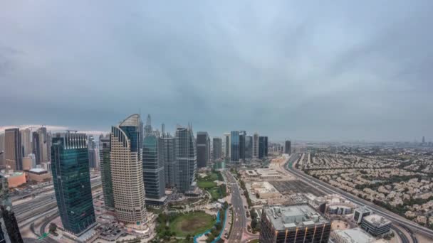 Jumeirah Lake Towers distrito residencial día aéreo a noche timelapse cerca de Dubai Marina — Vídeo de stock