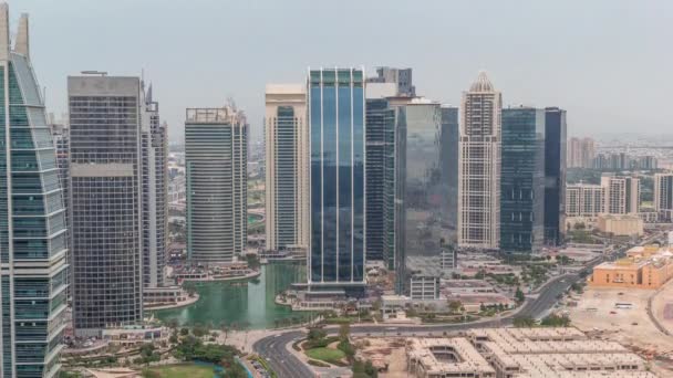 Jumeirah Lake Towers yerleşim bölgesi Dubai Marina yakınlarında gece saatlerinden gündüze havadan — Stok video