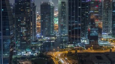 Jumeirah Lake Towers yerleşim bölgesi Dubai Marina yakınlarında havadan gece zaman aşımına