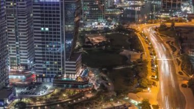 Jumeirah Lake Towers yerleşim bölgesi Dubai Marina yakınlarında havadan gece zaman aşımına