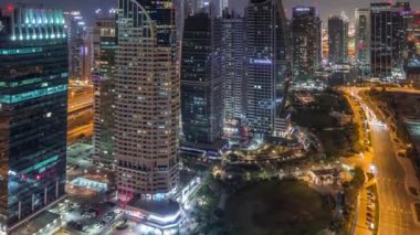 Jumeirah Lake Towers yerleşim bölgesi Dubai Marina yakınlarında havadan gece zaman aşımına