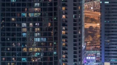 Jumeirah Lake Towers yerleşim bölgesi Dubai Marina yakınlarında havadan gece zaman aşımına